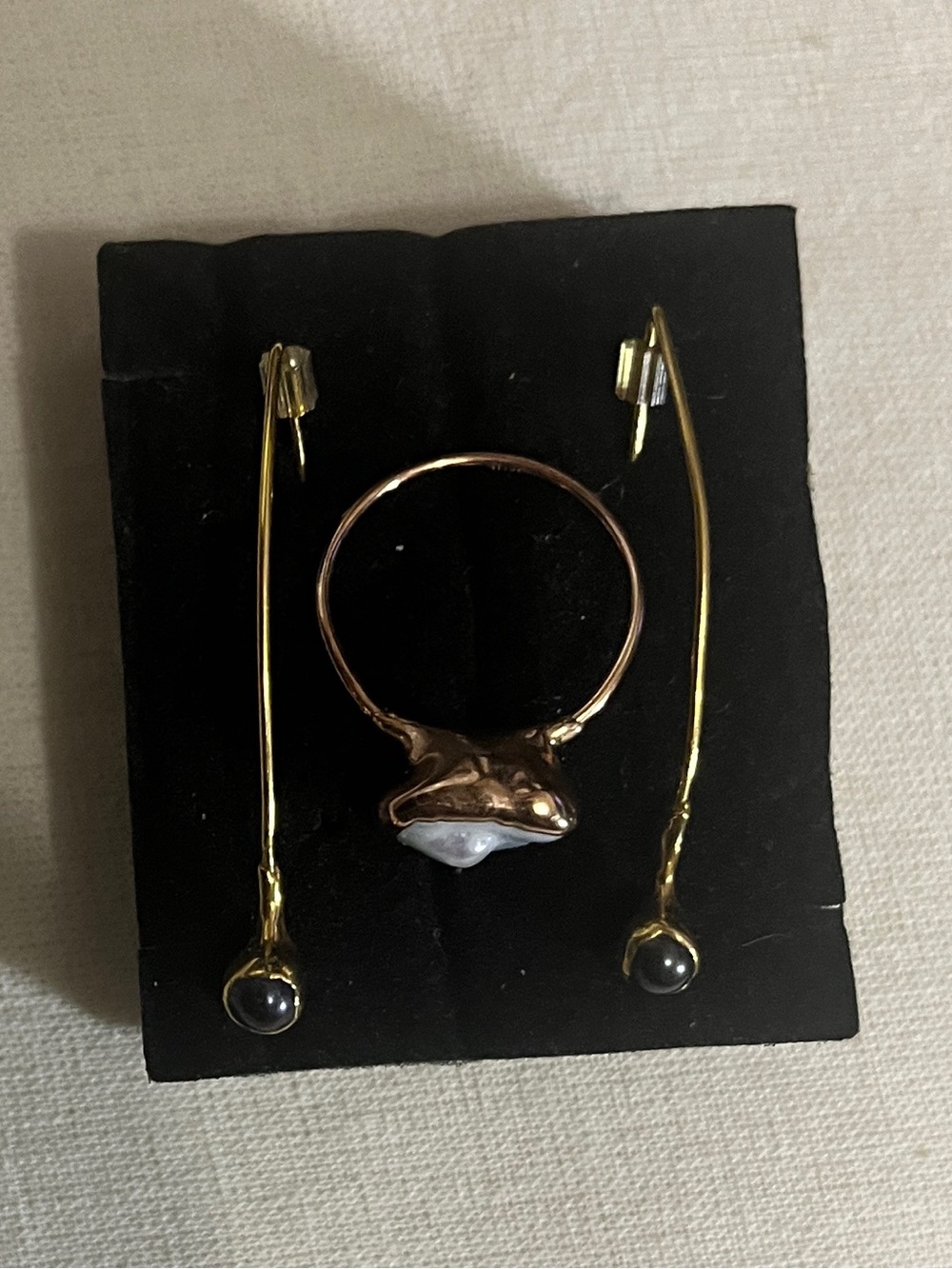 Ringcrush 24K Gold Filled White Pearl Ring and Black Pearl Drop Earrings - Picture 3 of 7